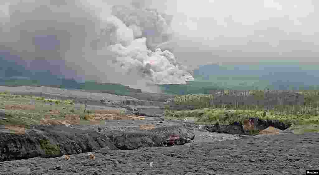 El Monte Semeru es una montaña con una altitud de 3.676 metros sobre el nivel del mar, situada en Lumajang, provincia de Java Oriental. La erupción se registró el domingo en horas de la tarde y más de 2.500 personas tuvieron que evacuar la zona.