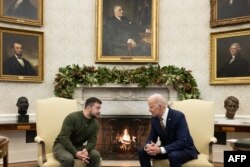 Rais wa Ukraine Volodymyr Zelenskyy akutana na Rais wa Marekani Joe Biden katika Ikulu ya Marekani, mjini Washington, DC, Desemba 21, 2022. (Photo by Brendan Smialowski / AFP)