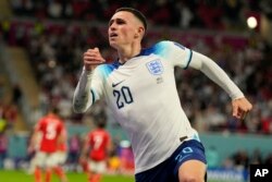 Phil Foden celebra tras anotar el segundo gol de Inglaterra ante Gales en el partido por el Grupo B del Mundial, el martes 29 de noviembre de 2022, en Rayán, Qatar.