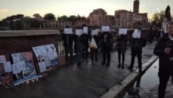 罗马中国留学生集会声援“白纸革命”