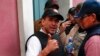ARCHIVO - El líder opositor Luis Fernando Camacho en el exterior del palacio presidencial en La Paz, Bolivia, luego de que el presidente Evo Morales anunciara su renuncia a la presidencia el 10 de noviembre de 2019.