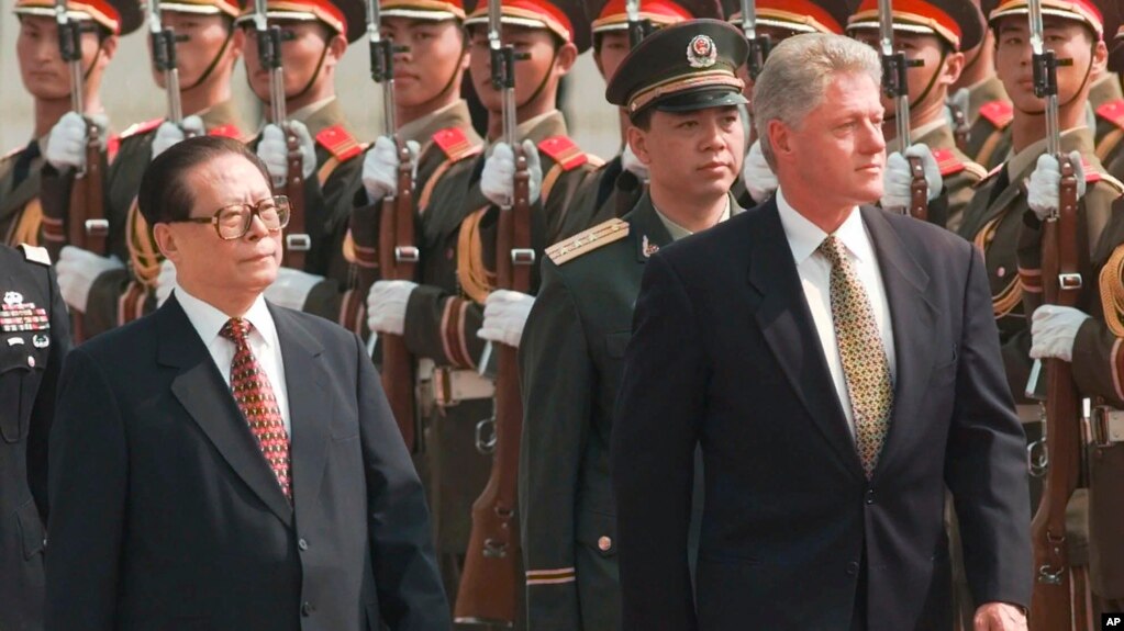 1998年6月27日时任美国总统克林顿(右)和时任中国国家主席江泽民(左)在北京人民大会堂东广场仪式上检阅中国军队(photo:VOA)
