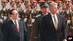 1998年6月27日時任美國總統克林頓(右)和時任中國國家主席江澤民(左)在北京人民大會堂東廣場儀式上檢閱中國軍隊