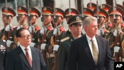 美國前總統克林頓和中國前國家主席江澤民1998年6月27日在北京人民大會堂東面為克林頓訪華舉行歡迎儀式。（資料照）