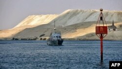 Une embarcation de la marine égyptienne patrouille dans le canal de Suez le 30 mars 2021. 