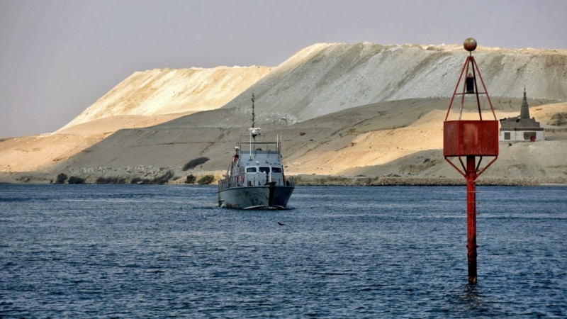 Remise à flot d'un navire dans le canal de Suez, le trafic reste normal