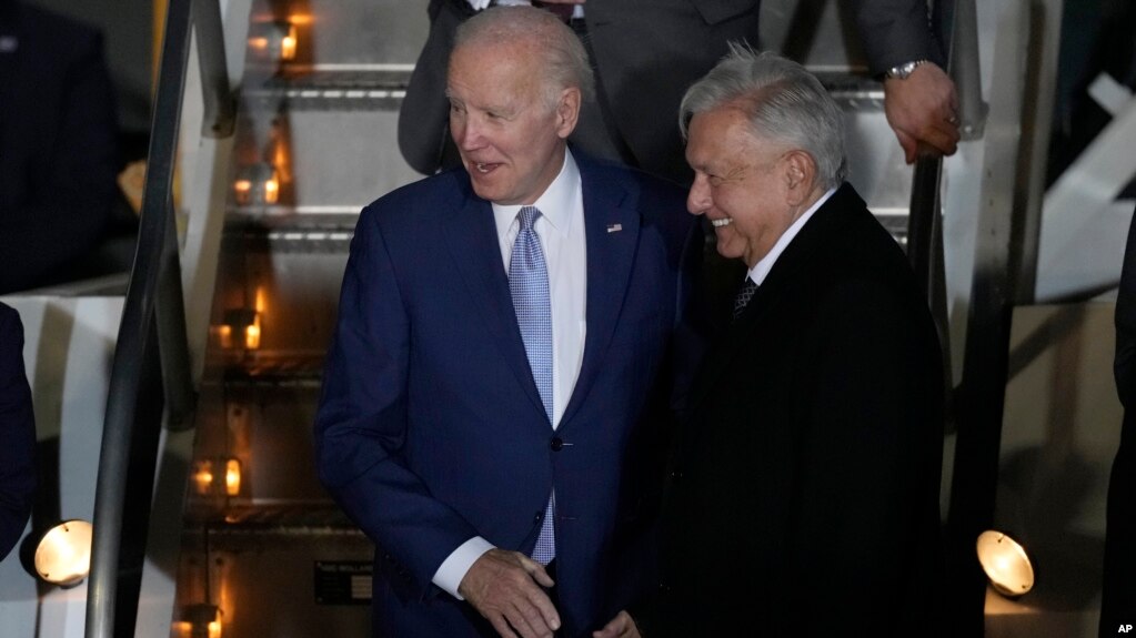 美国总统拜登抵达墨西哥，在机场受到墨西哥总统奥布拉多尔的迎接（2023年1月8日）(photo:VOA)