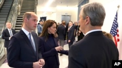 El príncipe William y Kate, Princesa de Gales, de Gran Bretaña, llegan al Aeropuerto Internacional Logan de Boston, el miércoles 30 de noviembre de 2022, en Boston.