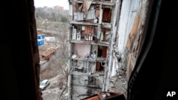 Vista de un edificio de apartamentos dañado durante intensos combates en Mariupol, en la región de Donetsk controlada por Rusia, en el este de Ucrania, el 5 de enero de 2023.