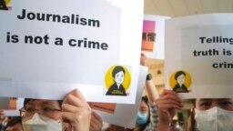 Sejumlah aktivis kebebasan pers melakukan aksi unjuk rasa di luar gedung pengadilan di Hong Kong, pada 22 April 2021. (Foto: AP/Kin Cheung)