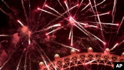 2023年1月1日，焰火点亮了伦敦的天空，庆祝新年。