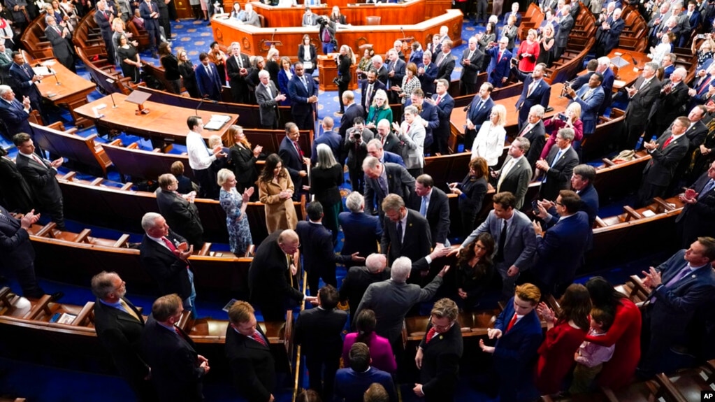 2023年1月7日，美国联邦众议员们聚集在国会大厦众议院。(photo:VOA)