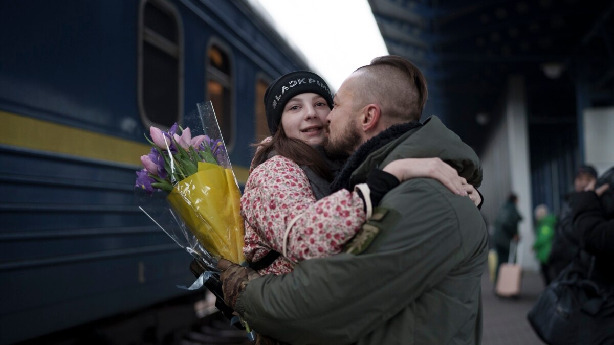 Despite War, Some Ukrainian Families Reunite for New Year - Vimarsana News