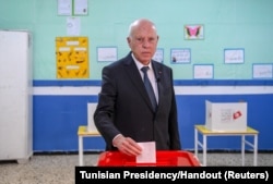 Tunisia's President Kais Saied casts his ballot at a polling station during parliamentary election in Tunis, Tunisia December 17, 2022.