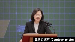 台湾总统蔡英文12月27日在“强化全民国防兵力结构调整方案记者会”上讲话。