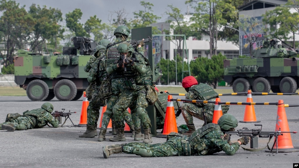 2023年1月6日，台湾总统蔡英文在嘉义的一个军事基地视察时，台湾士兵进行演练。（照片由台湾总统府提供）(photo:VOA)