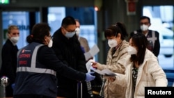 Penumpang mendaftar tes COVID-19 di Bandara Malpensa di Milan, Italia, 29 Desember 2022, setelah Italia memerintahkan tes COVID-19 untuk semua pelancong yang datang dari China. (REUTERS/Jennifer Lorenzini)