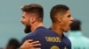 Pesepak bola Prancis Olivier Giroud merayakan gold kedua dengan rekannya Raphael Varane dalam laga perempat final melawan Inggris di Stadion Al Bayt di Dhoha, Qatar, Sabtu, 10 Desember 2022. (Foto: Hannah McKay/Reuters)
