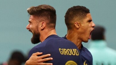 Pesepak bola Prancis Olivier Giroud merayakan gold kedua dengan rekannya Raphael Varane dalam laga perempat final melawan Inggris di Stadion Al Bayt di Dhoha, Qatar, Sabtu, 10 Desember 2022. (Foto: Hannah McKay/Reuters)