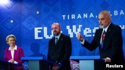 Ursula fon der Lajen, Šarl Mišel i Edi Rama na završnoj konferenciji za novinare u Tirani