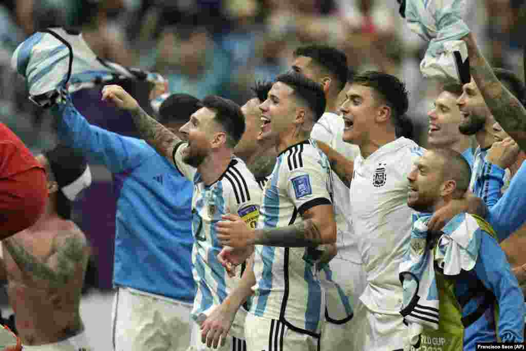 Jogadores argentinos celebram a passagem da Argentina depois de derrotarem a Holanda no jogo dos quartos-de-final do Mundial do Qatar. Dez, 9, 202