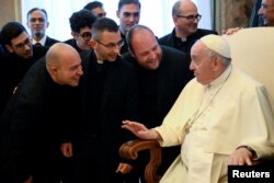 El papa Francisco se reúne con los seminaristas de la Diócesis de Roma durante su 86 cumpleaños en el Vaticano, el 17 de diciembre de 2022.