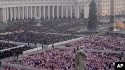 2023年1月5日信徒在梵蒂岡聖伯多祿廣場參加本篤十六世的葬禮彌撒。