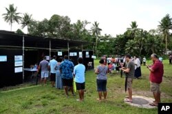 Warga antre memberikan suara dalam pemilihan umum Fiji di Suva, Fiji, Rabu, 14 Desember 2022. (Mick Tsikas/AAP via AP)