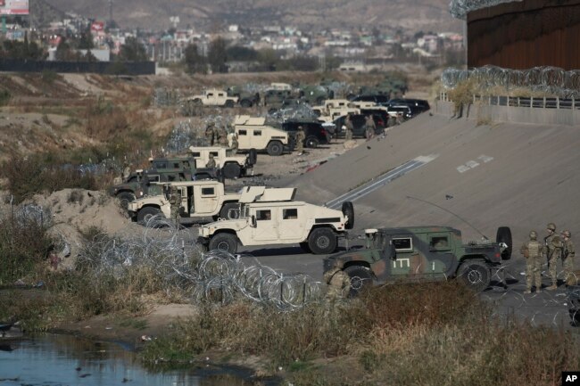 Foto Achiv: Gad milite Etazini sou fwontye Etazini pataje ak Meksik depi vil Ciudad Juarez, Meksik, Madi 20 Desanm, 2023.