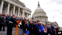 Anggota keluarga mendiang Petugas Polisi Capitol AS yang tewas dalam serangan di Gedung Capitol tahun 2021, ikut hadir dalam upacara yang menandai peringatan kedua di Washington DC, 6 Januari 2023.