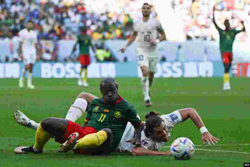 Attaquant ya Cameroun #11 Christian Bassogog azali kowelela ndembo na défenseur ya Serbie #15 Srdjan Babic na match ya groupe G ya Mondial Qatar 2022, na stade Aljanoub, Doha, 28 novembre . (Photo ANDREJ ISAKOVIC / AFP)