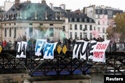 პროტესტი კატარის მუნდიალის წინააღმდეგ პარიზში, წარწერა, მდინარე სენაზე, ხელოვნების ხიდზე, "ფიფა კლავს 6500 მოკლულს"
