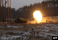 Tank Ukraina menembaki lokasi pasukan Rusia di dekat Kreminna, wilayah Lugansk, 12 Januari 2023, di tengah invasi Rusia ke Ukraina. (Foto: AFP)