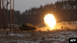 Ukrajinski tenk puca na ruske položaje u blizini Kremine, oblast Lugansk, 12. januara 2023. godine, usred ruske invazije na Ukrajinu. (Foto: Anatolij Stepanov / AFP) 