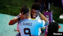 Jwe Urugweyen Luis Suarez kwoke jwe Ghaneyen Thomas Partey apre match yo a nan Gwoup H la nan Mondyal Foutbol Qatar la, 2 Desanm 2022. 