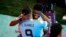 Jwe Urugweyen Luis Suarez kwoke jwe Ghaneyen Thomas Partey apre match yo a nan Gwoup H la nan Mondyal Foutbol Qatar la, 2 Desanm 2022. 