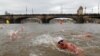 Nadadores participan en la competición anual navideña de natación de invierno en el río Moldava en Praga, República Checa. REUTERS/David W Cerny.