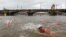 Nadadores participan en la competición anual navideña de natación de invierno en el río Moldava en Praga, República Checa. REUTERS/David W Cerny.