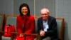 Profesor Sean Turnell dan istrinya Dr. Ha Vu mengahdiri sebuah acara di parlemen Australia di Canberra, pada 1 Desember 2022. (Foto: (Lukas Coch/AAP Image via AP)