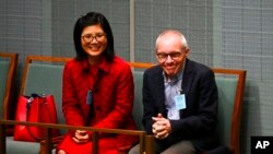 Profesor Sean Turnell dan istrinya Dr. Ha Vu di Gedung Parlemen di Canberra, Australia, Kamis, 1 Desember 2022. (Lukas Coch/AAP melalui AP)