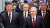 中国国家主席习近平（左）、俄罗斯总统弗拉基米尔·普京（中）和乌兹别克斯坦总统沙夫卡特·米尔济约耶夫(右二)2022年9月16日出席在乌兹别克斯坦举行的上海合作组织峰会。