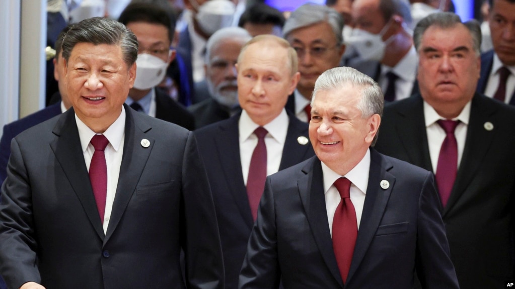 中国国家主席习近平（左）、俄罗斯总统弗拉基米尔·普京（中）和乌兹别克斯坦总统沙夫卡特·米尔济约耶夫(右二)2022年9月16日出席在乌兹别克斯坦举行的上海合作组织峰会。(photo:VOA)