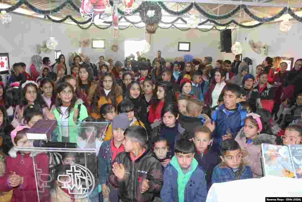 Krîstiyanên Efrînê li derbideriyê cejna Noelê li Dêra Şivanê Qenc ya Încîlî ahenga pîrozbahîyê pêk anîn