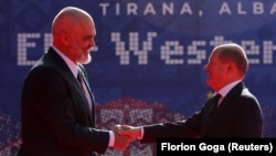 Perdana Menteri Albania Edi Rama menyambut Kanselir Jerman Olaf Scholz sebelum KTT Uni Eropa-Balkan Barat di Tirana, Albania, 6 Desember 2022. (Foto: REUTERS/Florion Goga)