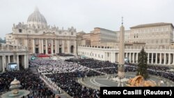 Ribuan orang menghadiri pemakaman mantan Paus Benediktus di Lapangan Santo Petrus di Vatikan, 5 Januari 2023. (Foto: REUTERS/Remo Casilli)