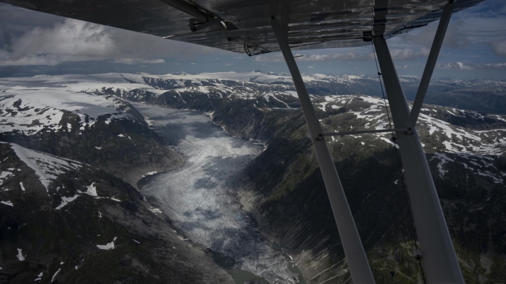 Man Travels the World to Photograph Melting Glaciers