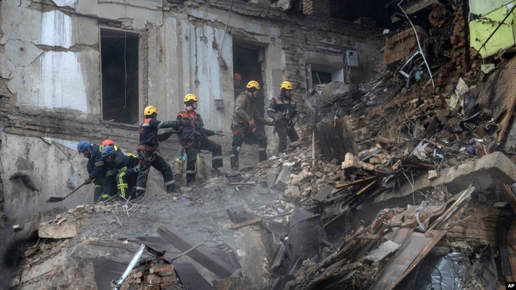 Një fëmijë ukrainas nxirret nga rrënojat e një pallati të shkatërruar nga raketat ruse