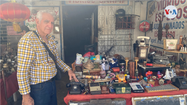 Julio de Vito, vendedor de antigüedades en Maracaibo, Venezuela.