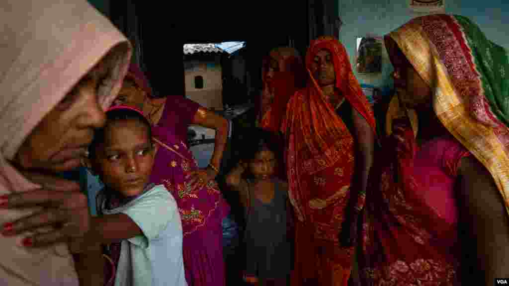 Relatives and neighbors come to support the family of Bir Bahadur Pasman, who went to Qatar to work in construction and allegedly hanged himself. Pictured in the Dhanusha district of Nepal, August 2022 (Yan Boechat/VOA) 