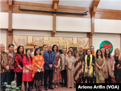 Panitia perayaan Natal berfoto bersama Duta Besar RI dan istri. (Foto: VOA/Ariono Arifin)